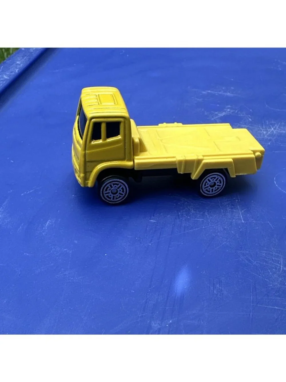 Maisto Ladder Truck Semi Flat Bed Die Cast Toy Vehicle Yellow 1:64